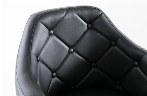 czarny fotel wykonany ze skory idealny do gabinetu i biura